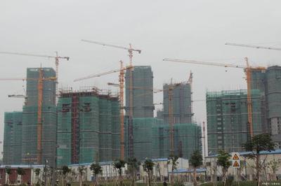 大連爛尾樓居民釘塑料布御寒,中國(guó)商品房預(yù)售制度該取消嗎？